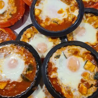 Shakshuka with coliflour-rice! 
Such a nice comfort food after all these days of chocolat and meat during Christmas 🎄. 

As I need to make a lot i did it in the oven. Inspired by @ottolenghi I used spices from the orient! 

#cateringbarcelona #healthyfoodbcn #takeawaybarcelona #ilovemyjob #ottolenghi