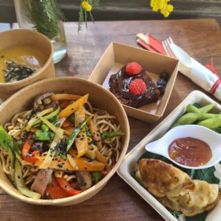 You want some Japanese food for your team-meeting? 
No problem 🤩 
Japanese _farfalina_style 

Just make a wish like the girls from H&M today!

... could be also Bavarian, Mexican, Italien, Thai, French etc. but of course always with farfalina touch 🥦🥕🍋

#cateringempresas #healthytakeaway #takeawaybarcelona #cateringbarcelona