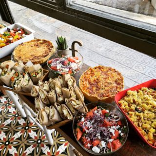 Picnic🌞🍾🌿

Ha llegado el buen tiempo y con ello las ganas de compartir una buena comida al aire libre! 

Ya están a punto de recoger su comida para celebrar! 

Feliz domingo!

#cateringbarcelona  #picnictogo #homecookedfood #takeawaybarcelona